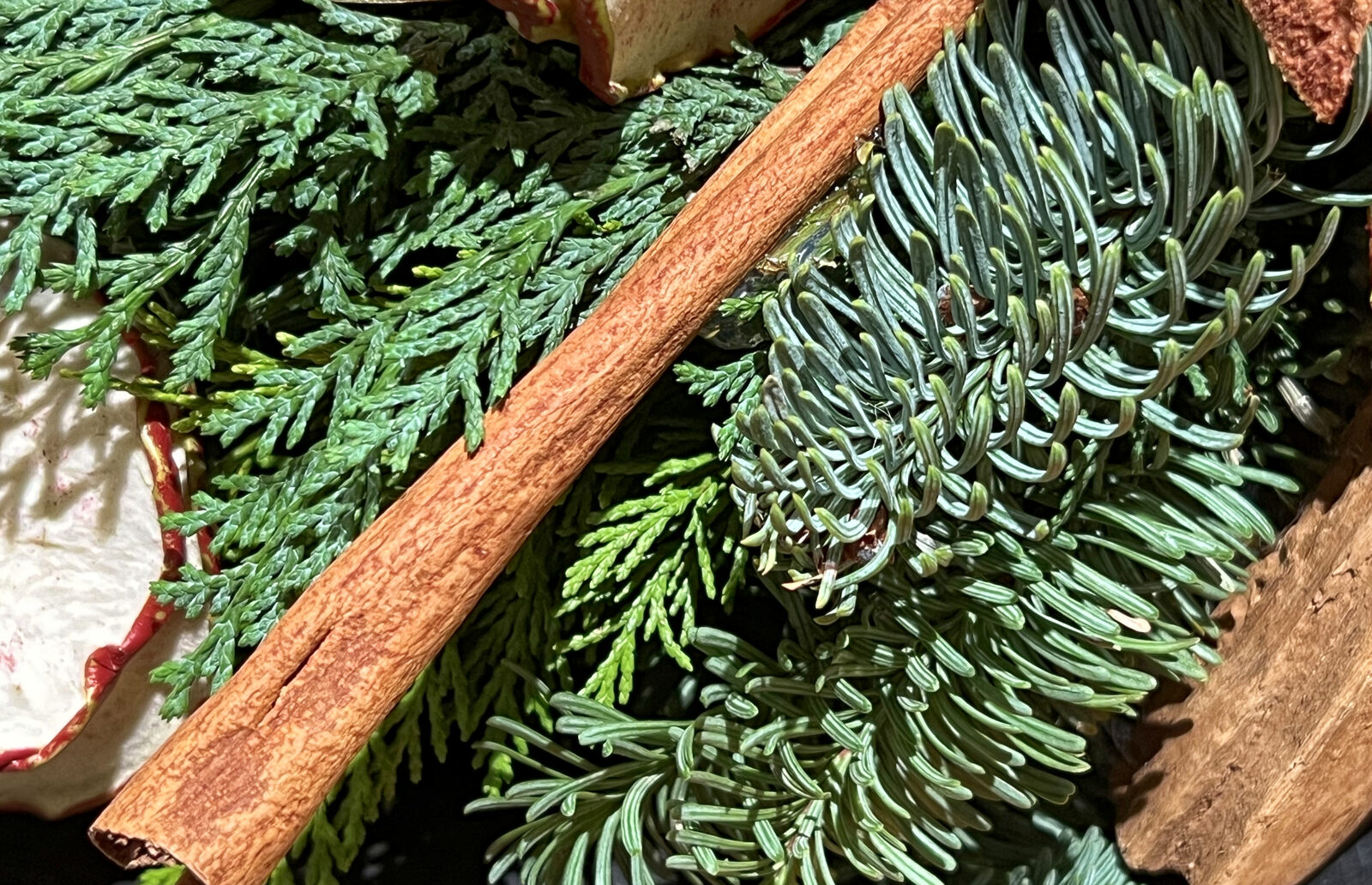 Adventliche Kerzenstimmung in einer Kapelle
