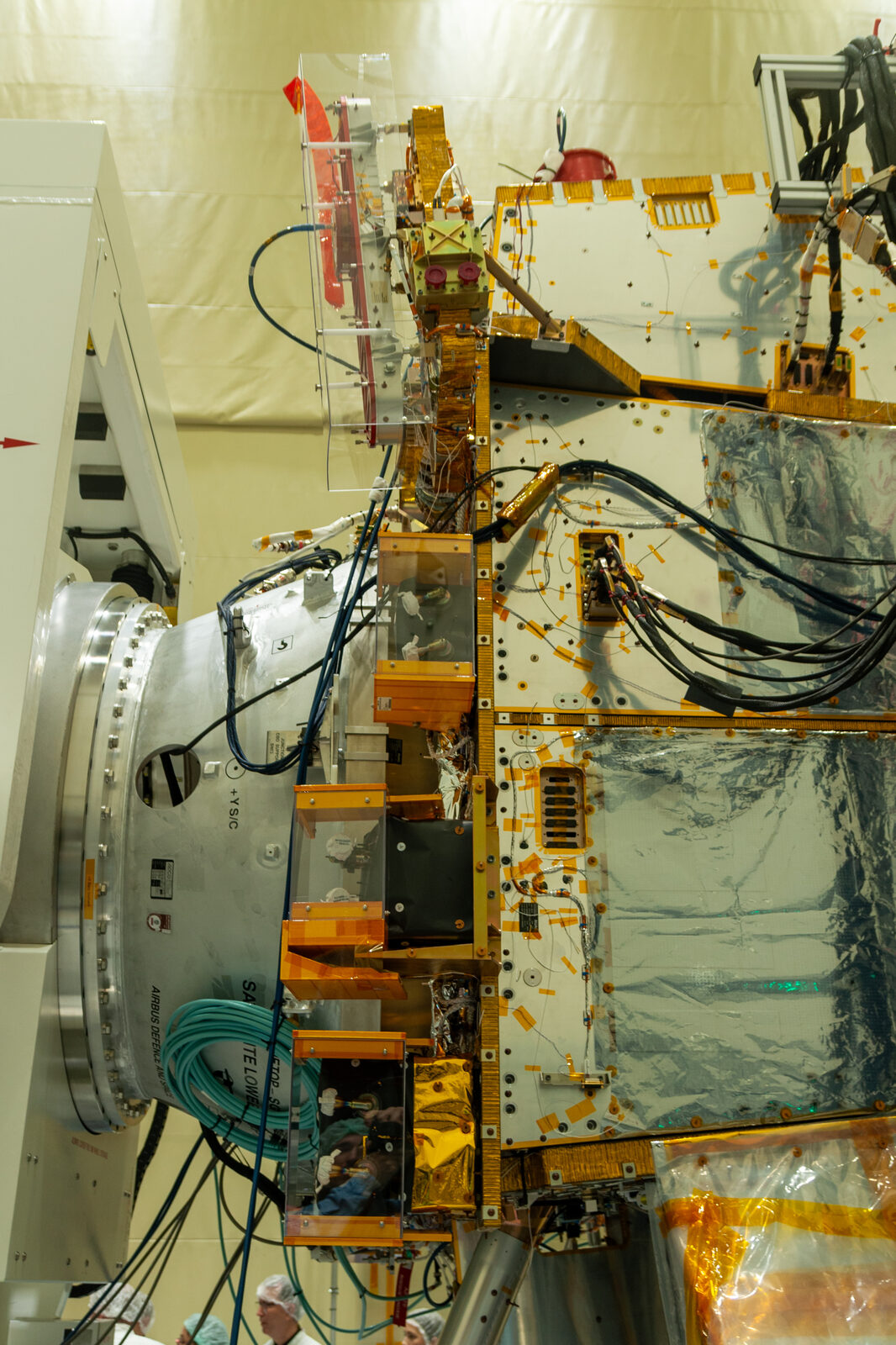 MetOp-SG-Satellit im Reinraum von Airbus Defence and Space — Beispiel der Satellitenfertigung, wie sie auch am Standort Immenstaad stattfindet.
