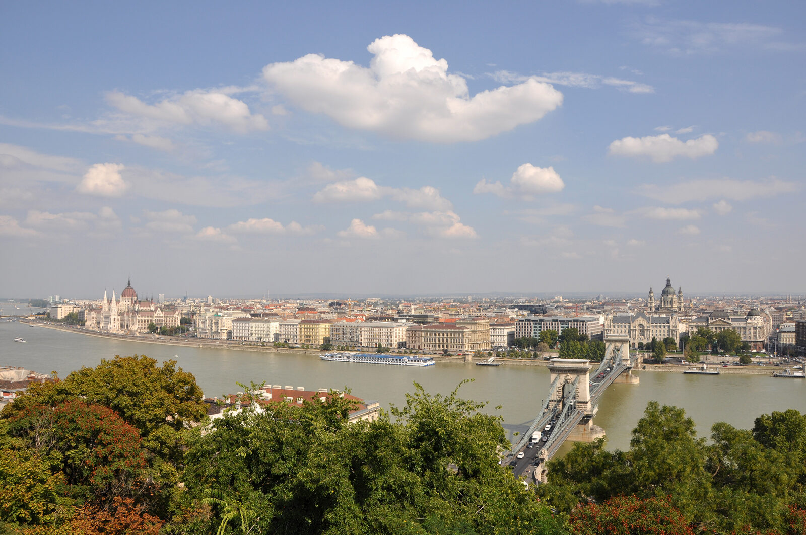 Panorama von Budapest mit der Donau — Ziel der CV-Reise nach Ungarn.