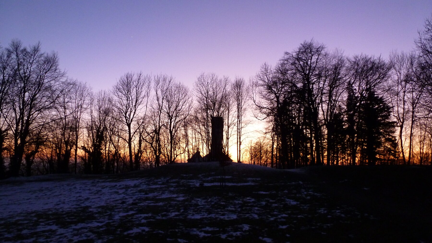 Der heilige Berg Oberschwabens: die Burgruine auf dem Bussen im Winter-Sonnenuntergang.