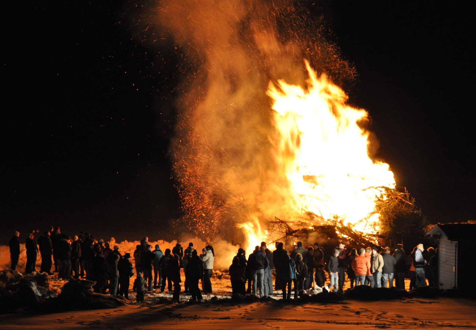 Funkenfeuer am Funkensonntag — alemannische Brauchtumstradition rund um das Funkenringwürfeln.