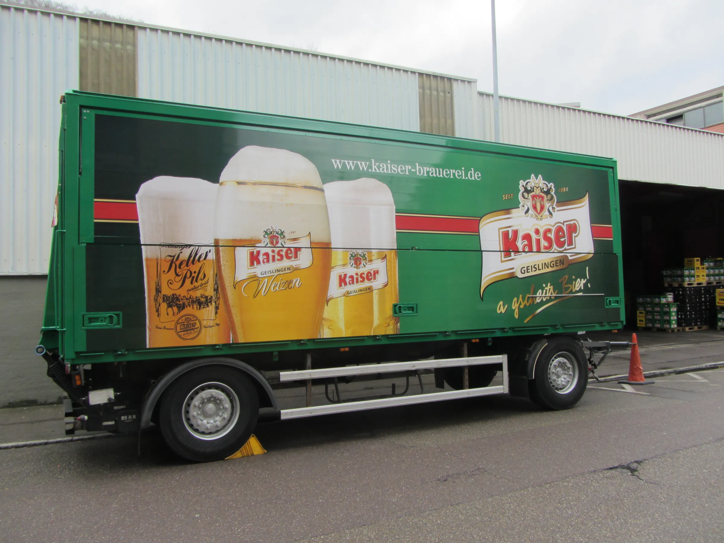 Kaiser-Brauerei in Geislingen an der Steige: brauner Bier-Logo-Lkw vor dem Brauereigebäude, seit 1881.