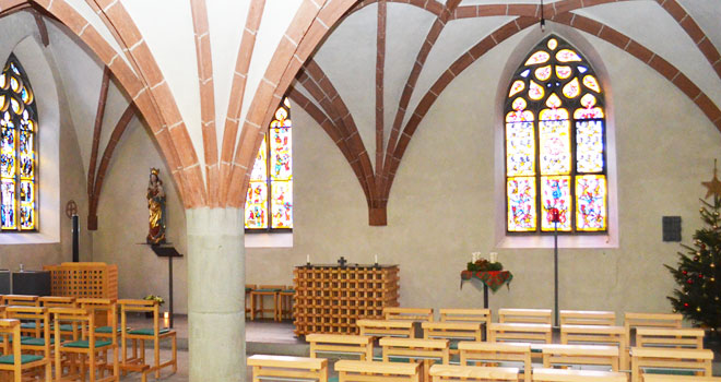 Die Kapelle im Heilig-Geist-Spital Ravensburg — gotisches Netzrippengewölbe und Maßwerkfenster.