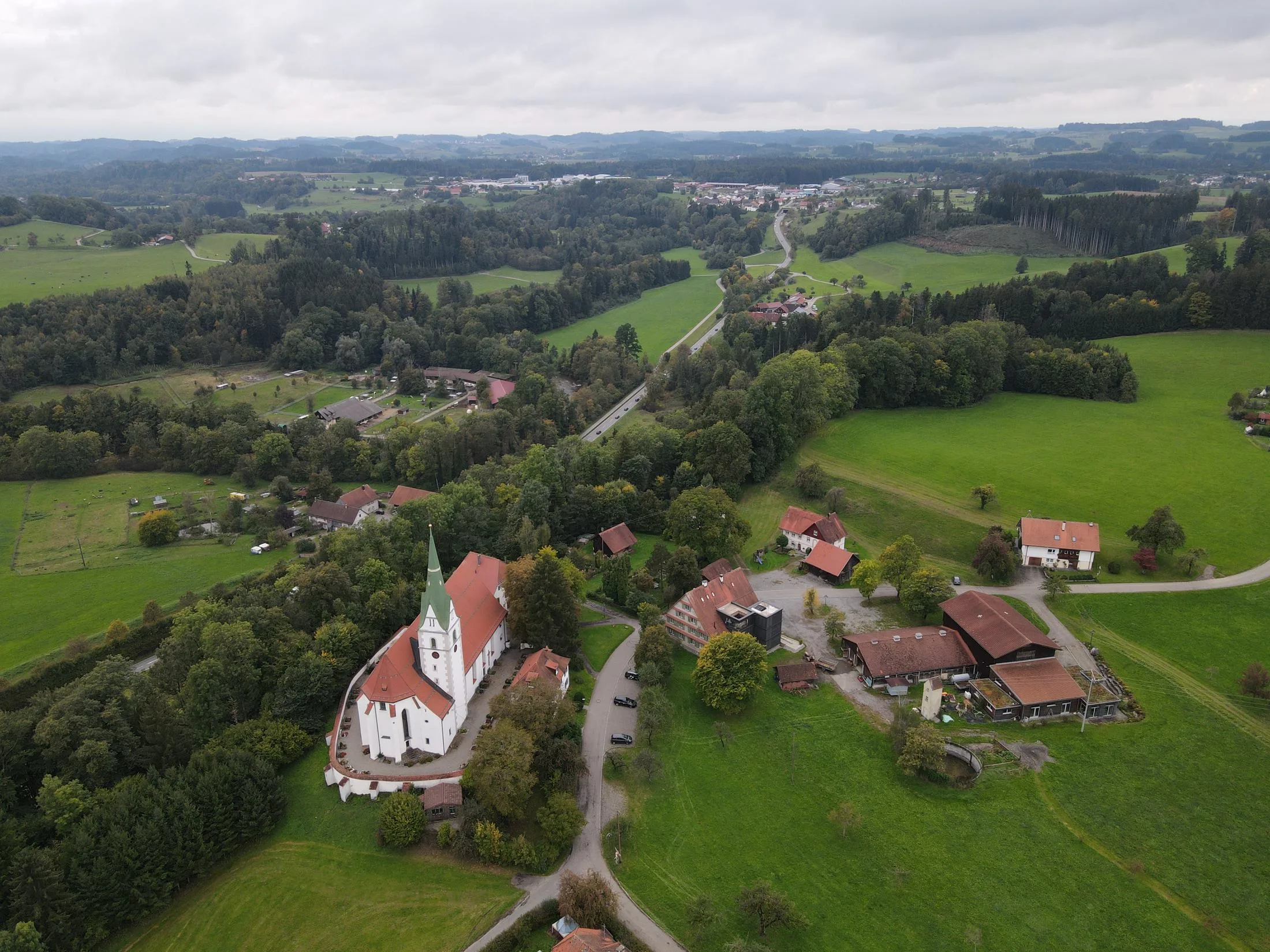 Wallfahrtskirche Mariä Geburt in Pfärrich mit Blick nach Amtzell — Standort der Maiandacht.