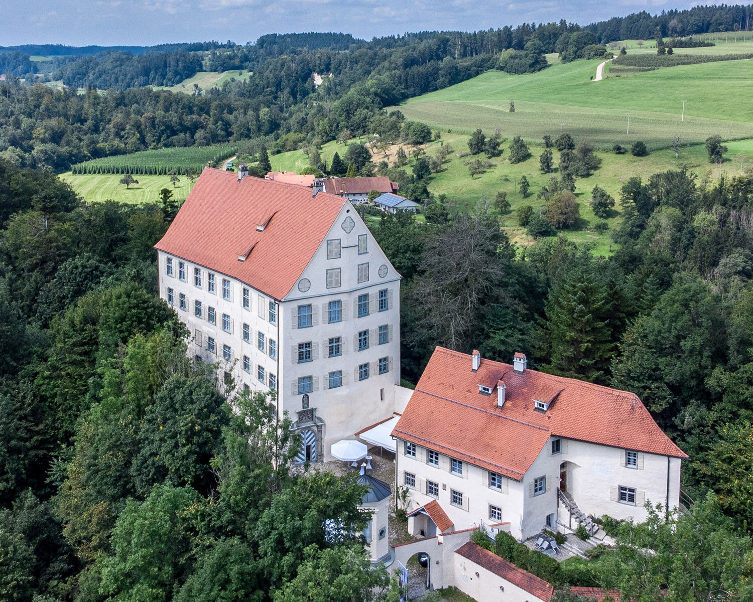 Schloss Achberg — Ausstellungsort der Schau „Kunst & Liebe“ mit anschließendem schwäbischem Buffet.