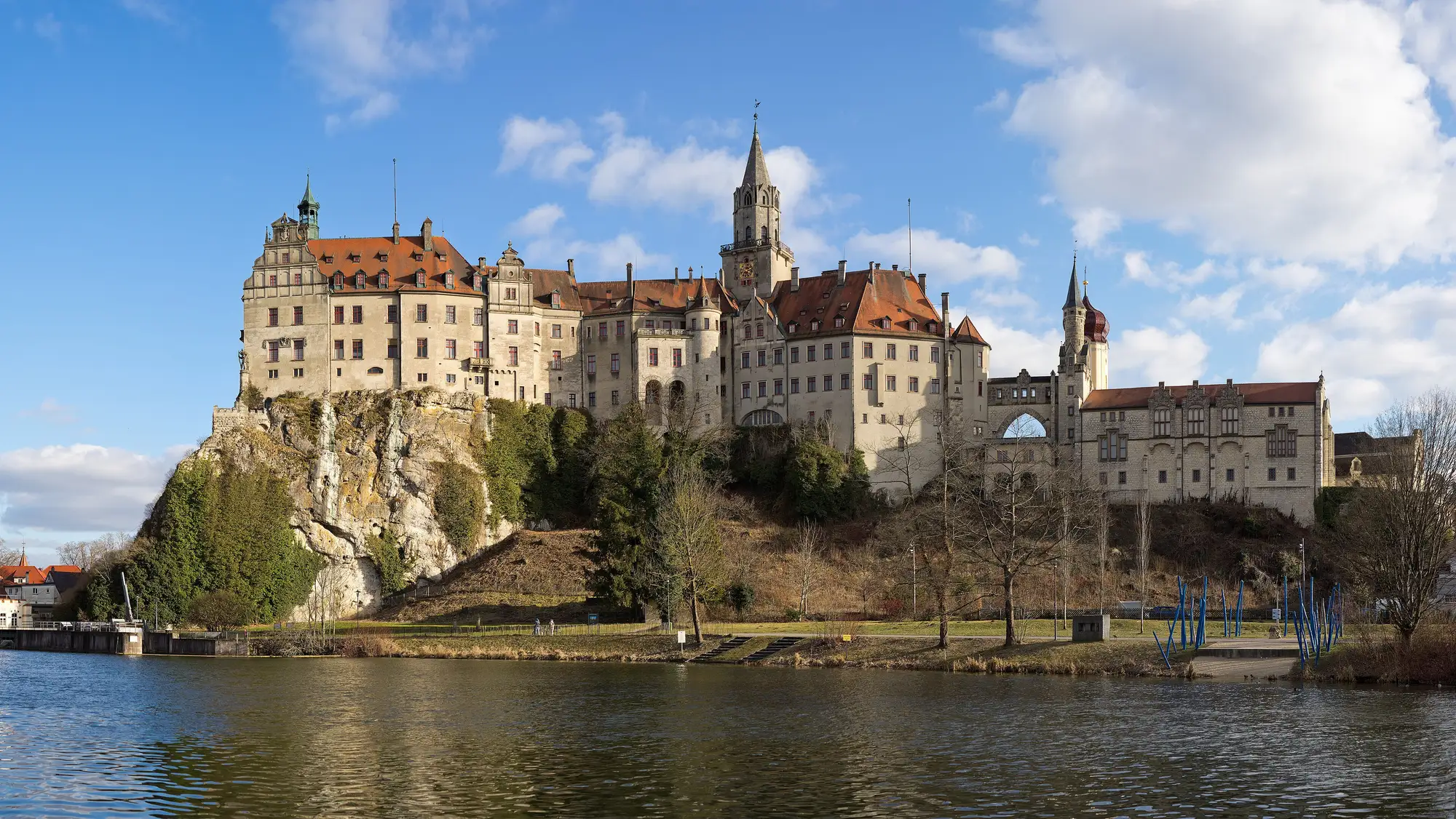 Schloss Sigmaringen am Fuße der Festung Hohenzollern — Ort des Fidelisfests.
