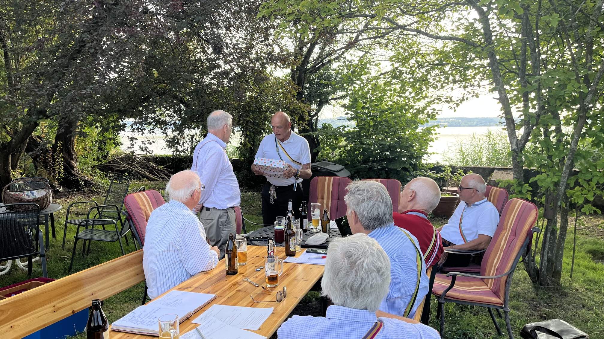 Vorstandssitzung am Bodensee: Cbr Dirk Gaerte (Ho) hält ein Geschenk beim Abschied von Cbr Georg Kunz (Moe).