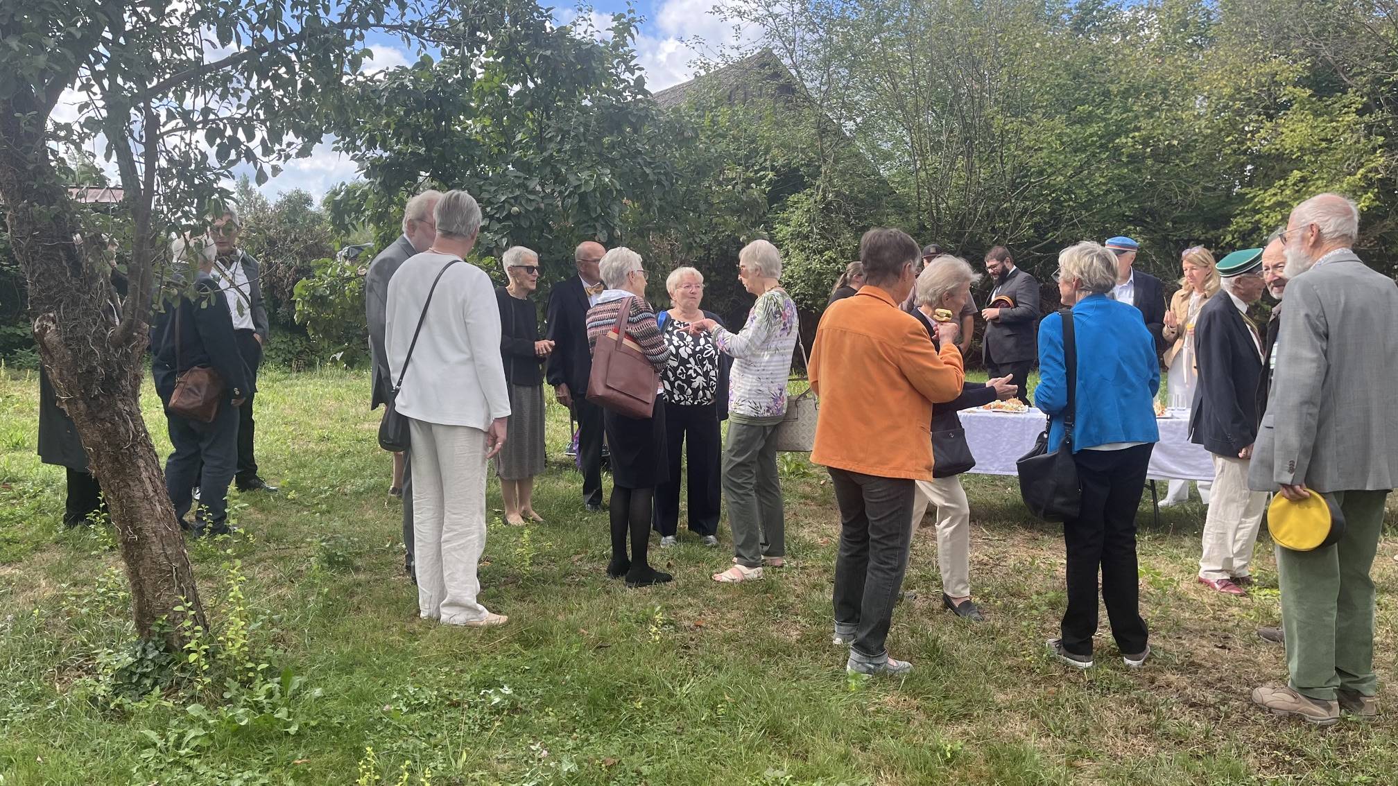 Festgemeinde auf der Wiese mit Bewirtungstisch — Zusammenkunft beim 50. Zirkeljubiläum CVZ Friedrichshafen.